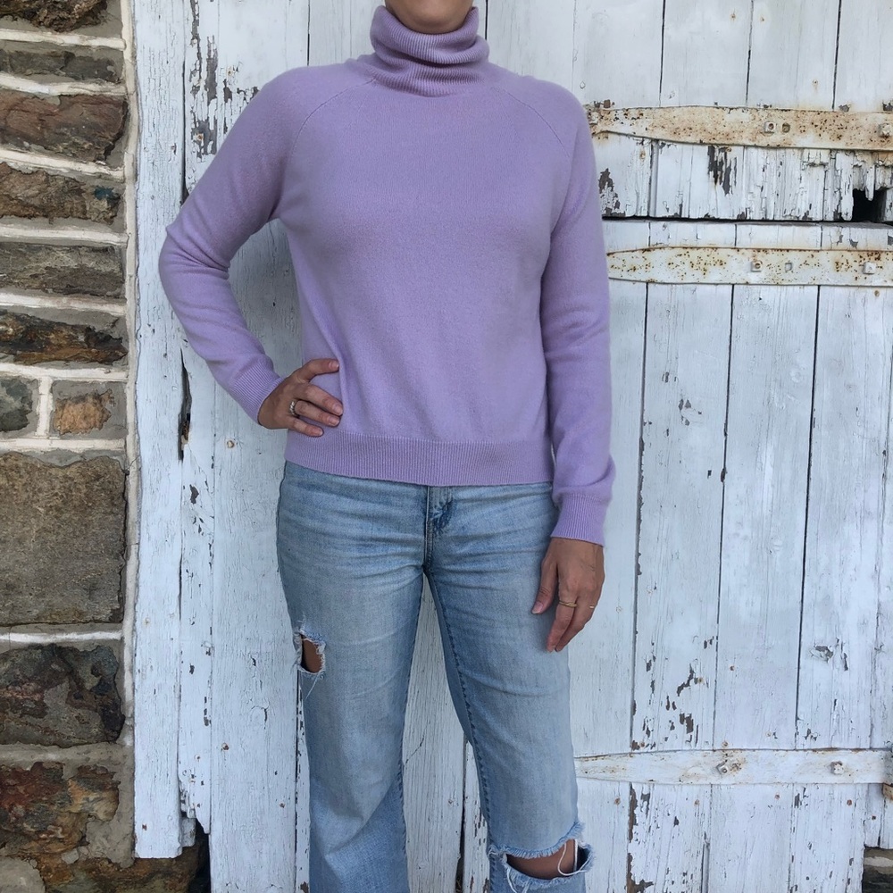 100% cashmere turtleneck sweater. Lilac size medium.